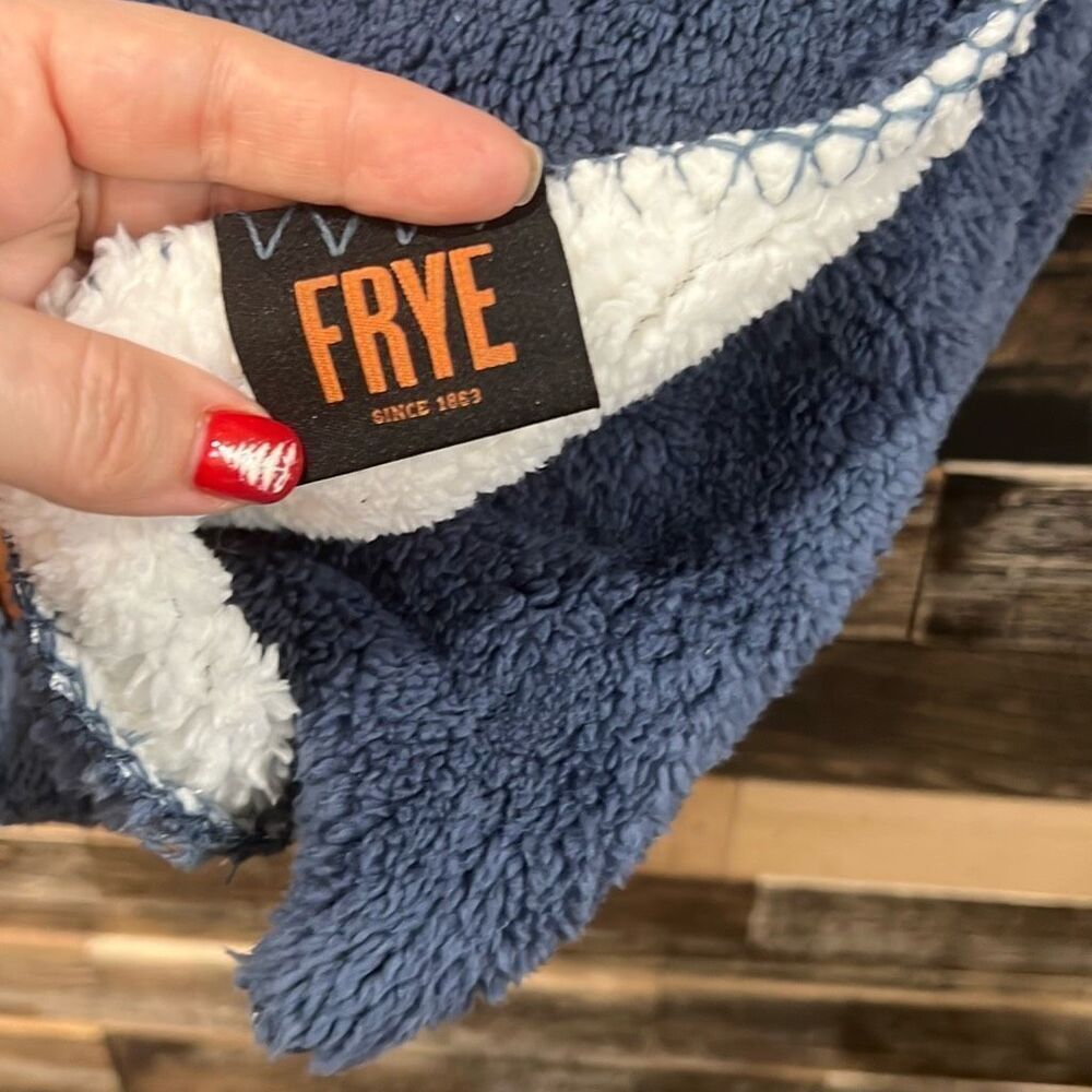Frye NWT Sherpa Blanket Throw Reversible white Blue 50" x 60" - Picture 6 of 8
